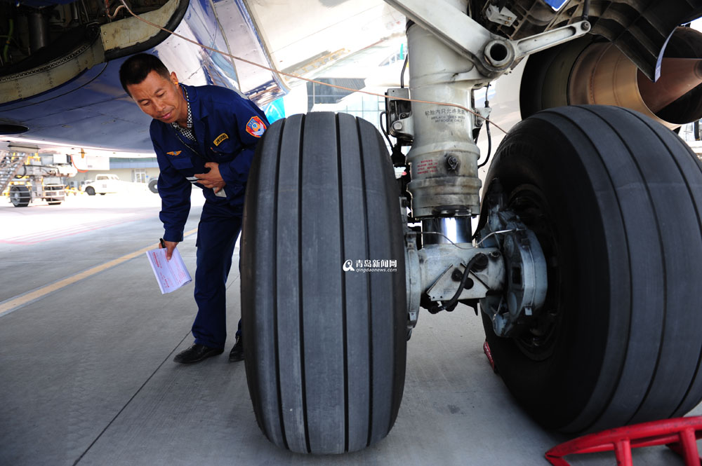 高清:實拍青島機場飛機檢修全程 差錯零容忍 高清:實拍青島機場飛機檢修全程 差錯零容忍