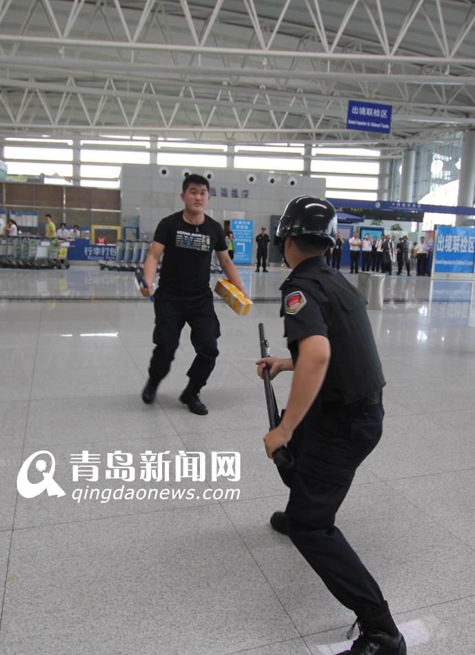 高清:實拍機場反恐演練 高清:實拍機場反恐演練