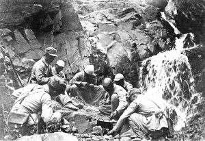 由于日軍的殘酷“掃蕩”，造成了敵后戰(zhàn)場嚴(yán)重的困難局面。圖為八路軍以野菜充饑，露宿山野。