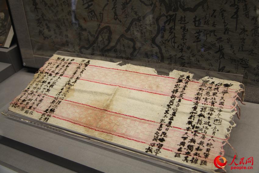 中國(guó)留日學(xué)生茍吉堂出獄后再毛巾上書(shū)寫(xiě)的反對(duì)日本發(fā)動(dòng)九一八事變的抗議書(shū)。邱越攝