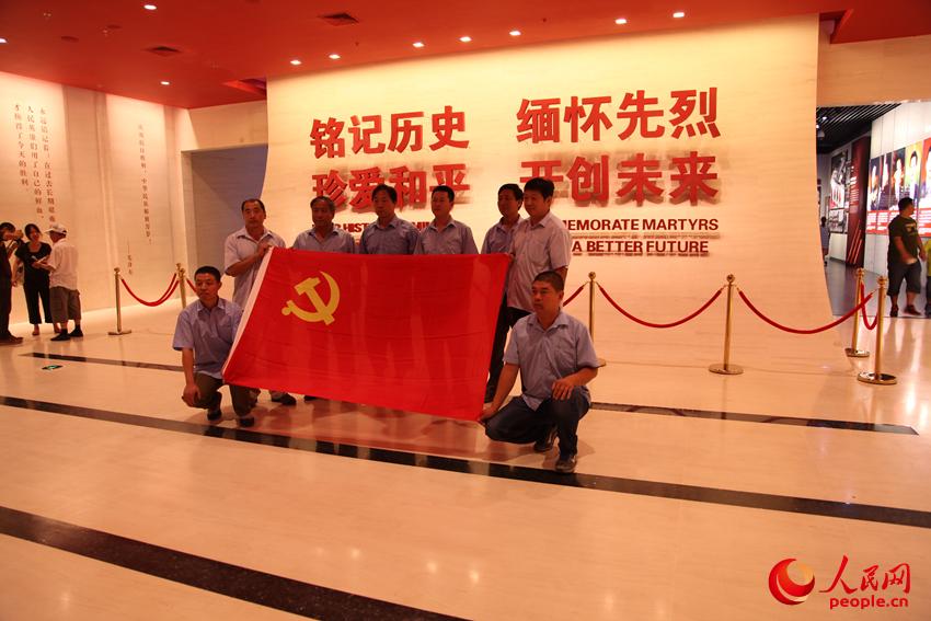 前來(lái)參觀的觀眾在館內(nèi)合影留念。邱越攝