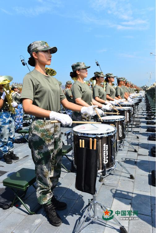 閱兵聯合軍樂團與合唱團合練 女隊員亮眼