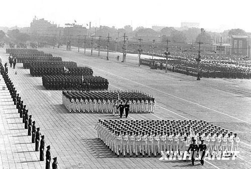 1957年國慶閱兵 國產戰斗機升空為“一五”告捷