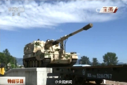 視頻截圖：裝備裝上火車現(xiàn)場(chǎng)。