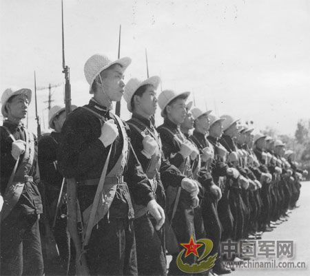 1958年國慶閱兵 民兵方隊規(guī)模空前(組圖)