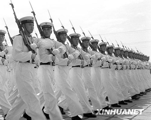 1957年國慶閱兵 國產戰斗機升空為“一五”告捷