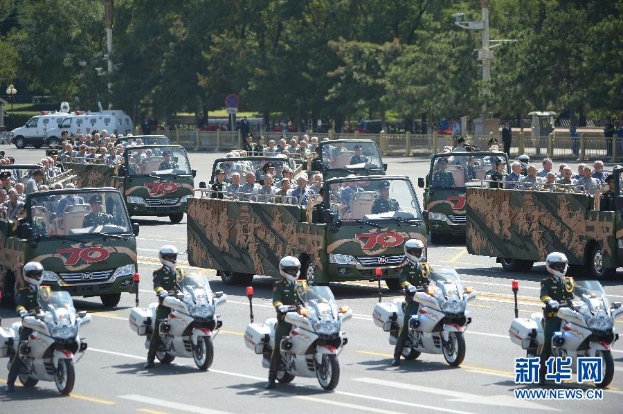 高清：抗戰老兵乘車方隊通過天安門廣場
