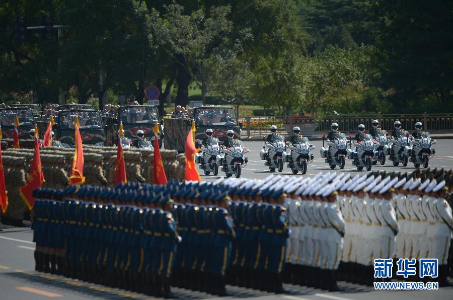 高清:抗戰老兵乘車方隊通過天安門廣場 高清:抗戰老兵乘車方隊通過天安門廣場