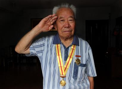 抗戰紀念章榮耀掛前胸 島城抗戰老兵講述背后的故事