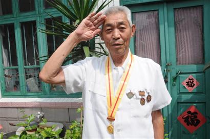抗戰紀念章榮耀掛前胸 島城抗戰老兵講述背后的故事