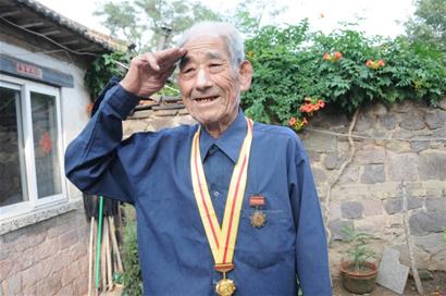 抗戰紀念章榮耀掛前胸 島城抗戰老兵講述背后的故事