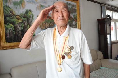 抗戰紀念章榮耀掛前胸 島城抗戰老兵講述背后的故事