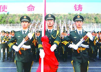 膠州小伙閱兵式當上護旗手 入伍剛8個月