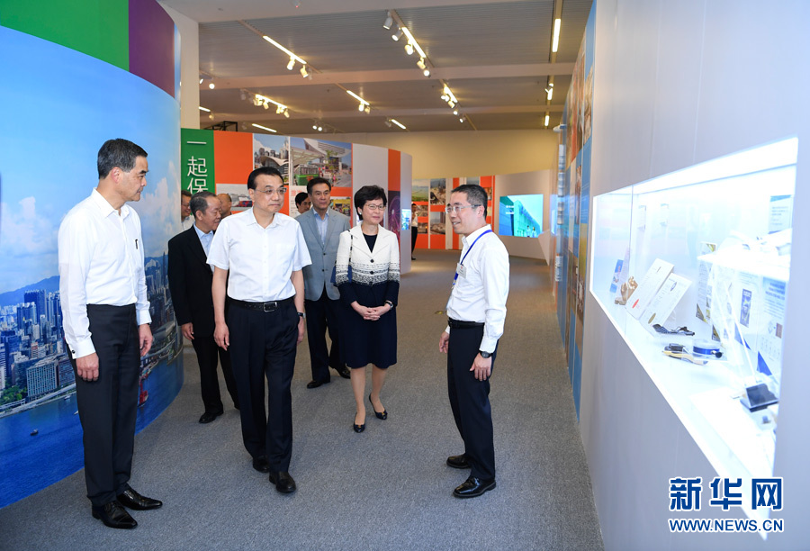 6月25日，中共中央政治局常委、國務院總理李克強在國家博物館參觀香港回歸祖國20周年成就展。新華社記者 張領 攝