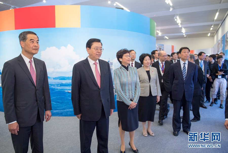 6月26日，中共中央政治局常委、全國人大常委會委員長張德江在國家博物館參觀香港回歸祖國20周年成就展。新華社記者 李學仁 攝