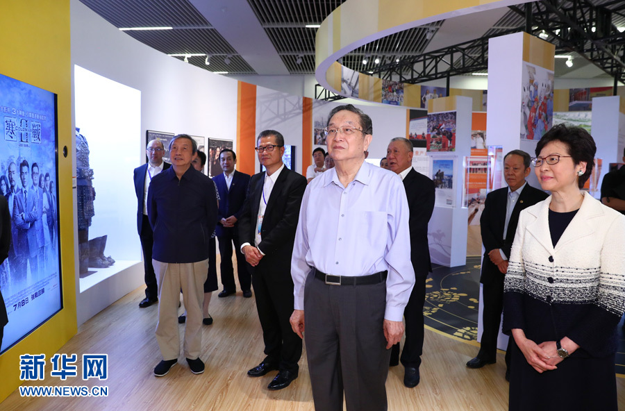 6月26日，中共中央政治局常委、全國政協主席俞正聲在國家博物館參觀香港回歸祖國20周年成就展。新華社記者 謝環馳 攝