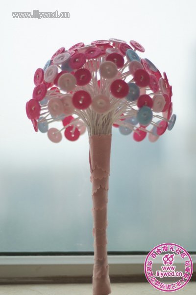 選一款最美花布包裹在手捧花上，手工紐扣手捧花就完成了